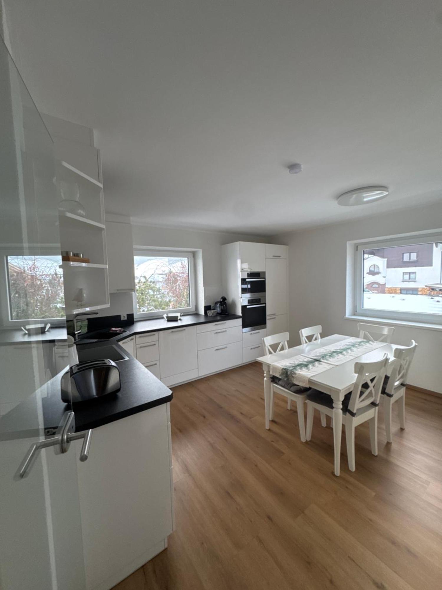Oliver, Axams Apartment